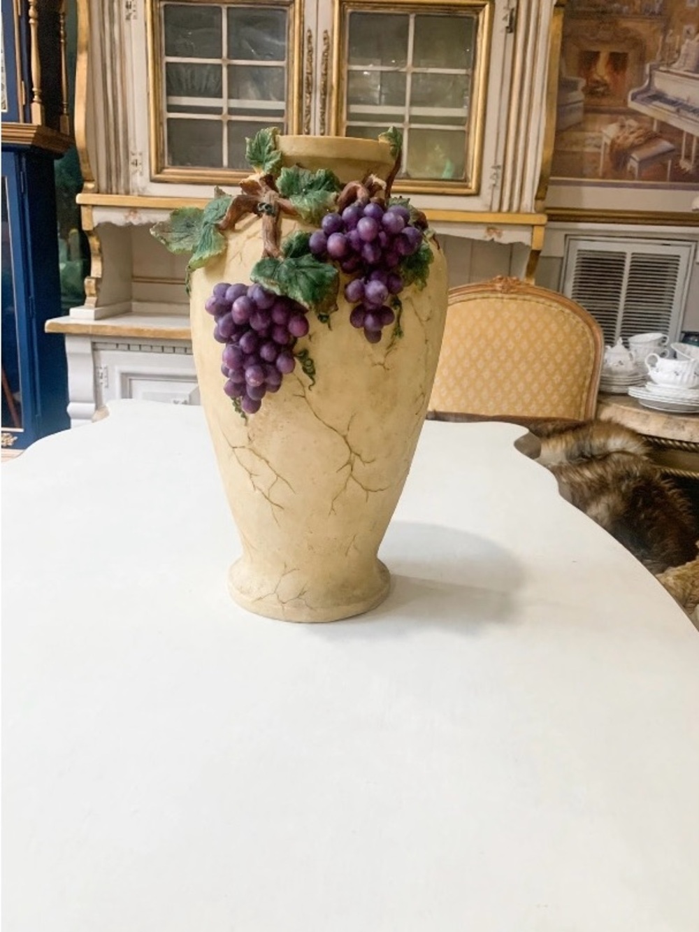 Vintage-Style Grape Vase – Rustic Tuscan Fruit & Vine Decor 🍇